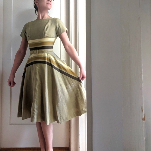 Host Pick 🎀 1950's Green Metallic Dress - Picture 2 of 8